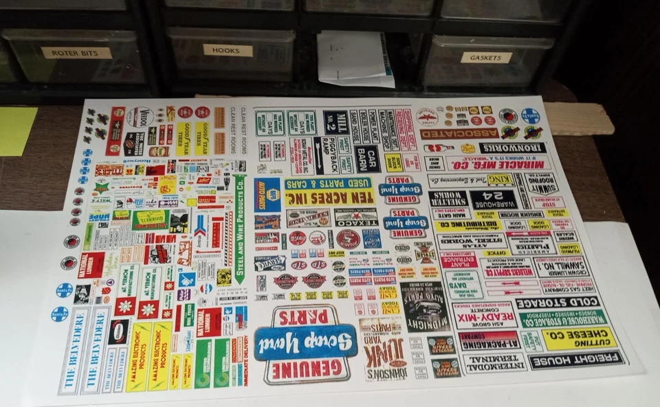 ОГРОМНЫЙ ЛОТ HO МАСШТАБ ПОЕЗДА НАБОР, 80 ПУТЕЙ, 2 ДВИГАТЕЛЯ, 6 АВТОМОБИЛЕЙ, 3 БОЛЬШИЕ НАБОРЫ ЗНАКОВ - Изображение 4 из 4