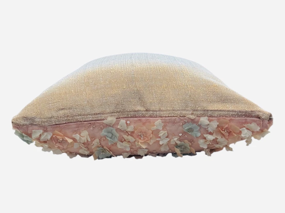 Almohada de lujo con apliques de dos tonos Golden Bloom - Inserto de 18” x 18” incluido  Foto 4 de 4