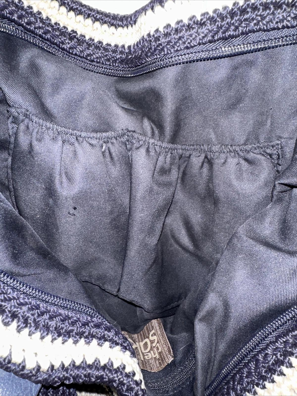 Borsa a tracolla The Sak Gypsy blu navy panna a righe all'uncinetto *Leggi*