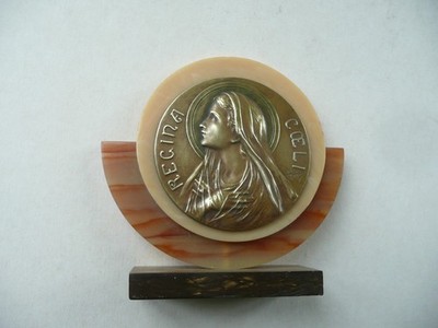 Ancien Médaillon REGINA COELI Laiton repousé signé RUFFONY support en Bakélite