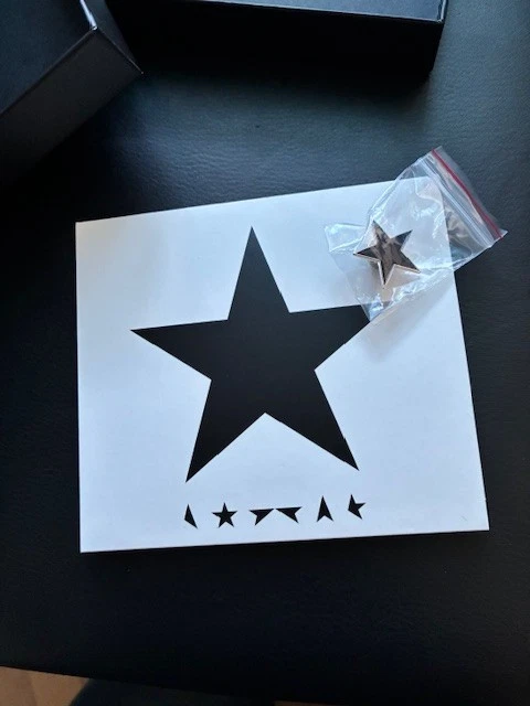 David Bowie: Blackstar (limited MM/Saturn exklusive Box inkl. Pin) CD im Digipak - Bild 3 von 3