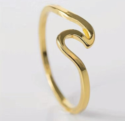 Band Swirled Ring Size 6 Gold Tone Wave Swoop Band Ring Stackable Swirl New