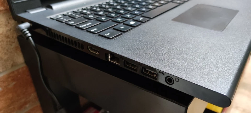 PC Portatile Notebook DELL Inspiron 15 CPU AMD RAM 4GB VGA Radeon R4 - Immagine 2 di 4