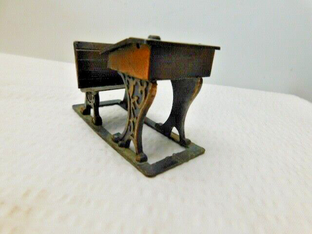 Vintage Durham Industries 1976 Diecast Dollhouse Furniture School Desk No.25
