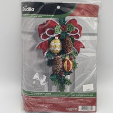 NIP Bucilla Christmas Holiday Pine Cones Holly Wall Hanging Felt Kit 86678 RARE
