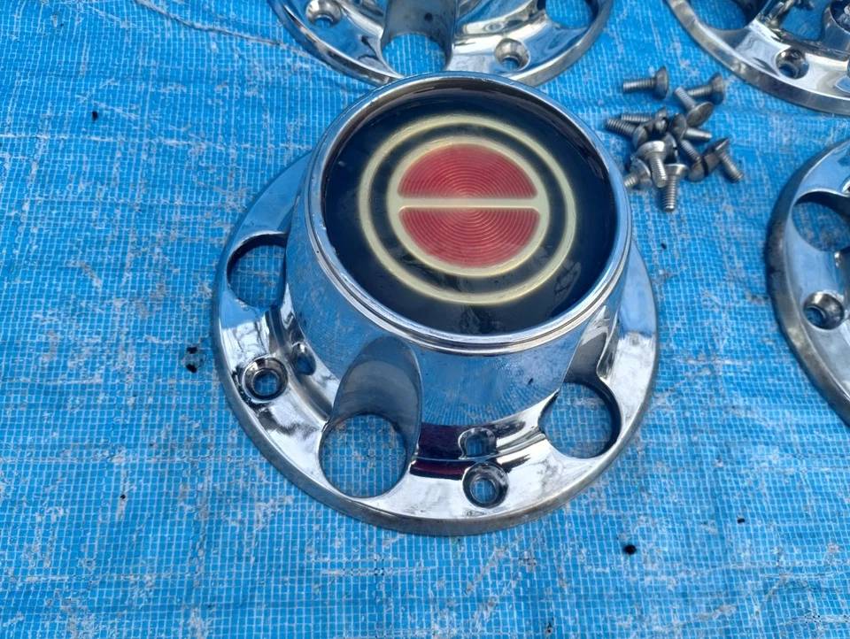 1980 - 1993 年福特野马 F150 拾音器中心轮毂盖红色带螺丝套装 OEM — 第 2/4 张图片