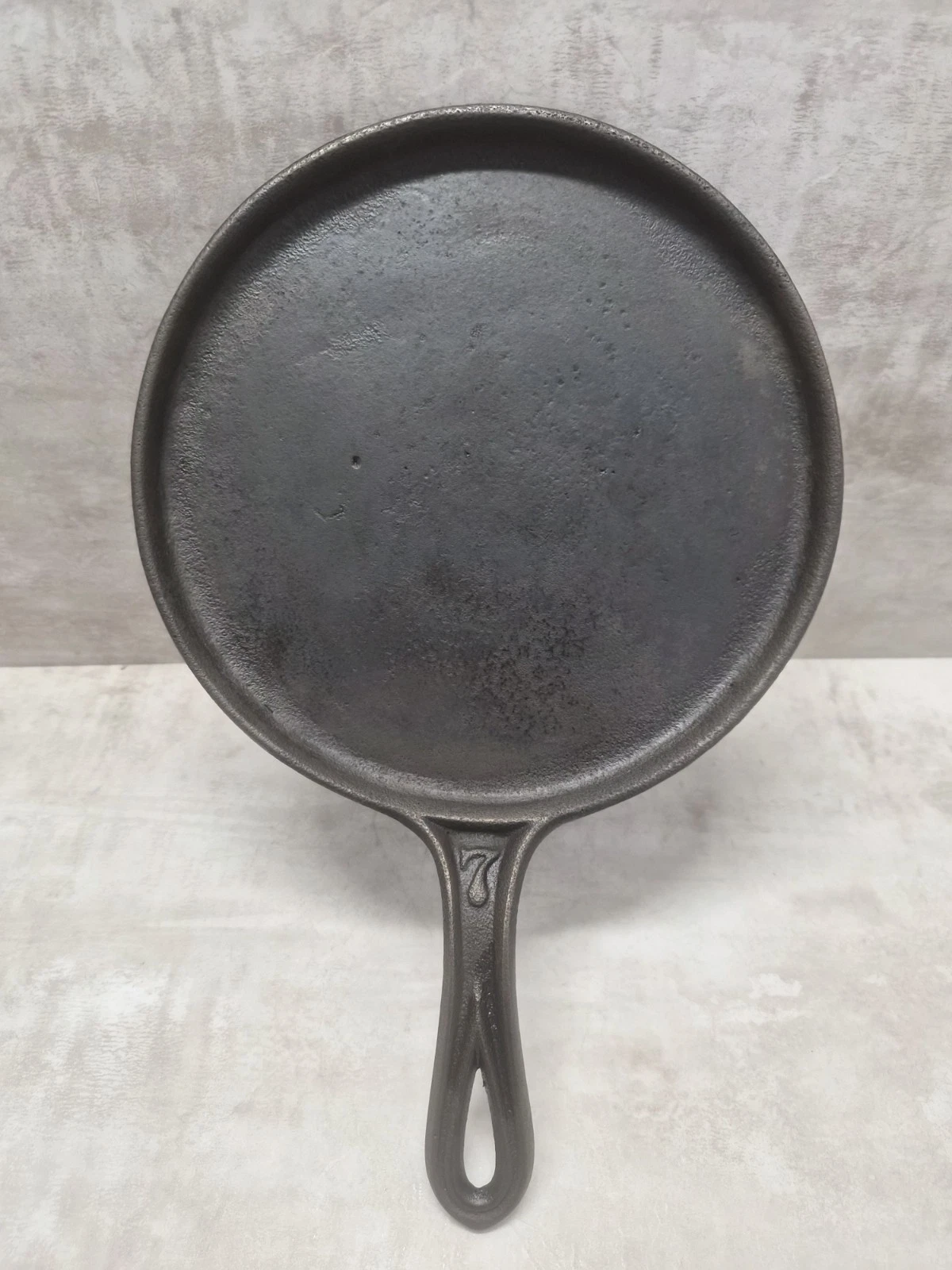 Early 1800's Cast Iron No. 7 Round Griddle with Gate Mark Fancy Handle Nice
Opens in a new window or