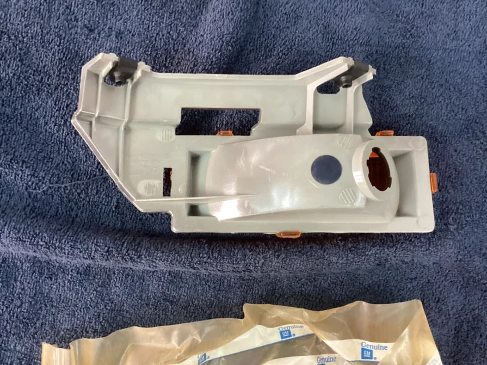 NOS GM GUIDE 1992-1995 Oldsmobile 88 Left Parking Light Lamp Turn Signal Lens - Image 2 of 4