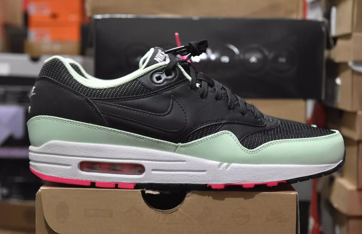 Nike air sales max 1 yeezy