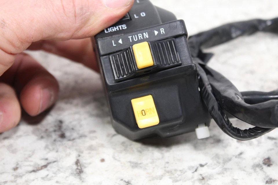 Interruptor de manillar izquierdo Suzuki DR200SE DR200 2004 37400-44A00 luz giratoria/bocina Foto 3 de 4