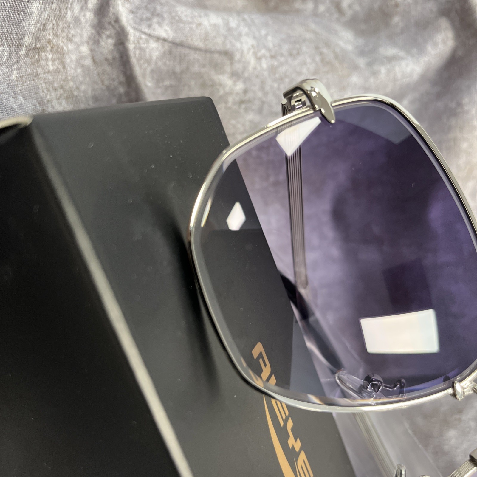 как выглядит DESIGNINSPIRED Tony Stark EDITH SQUARE FRAME AVIATOR SUNGLASSES Silver Gradient фото