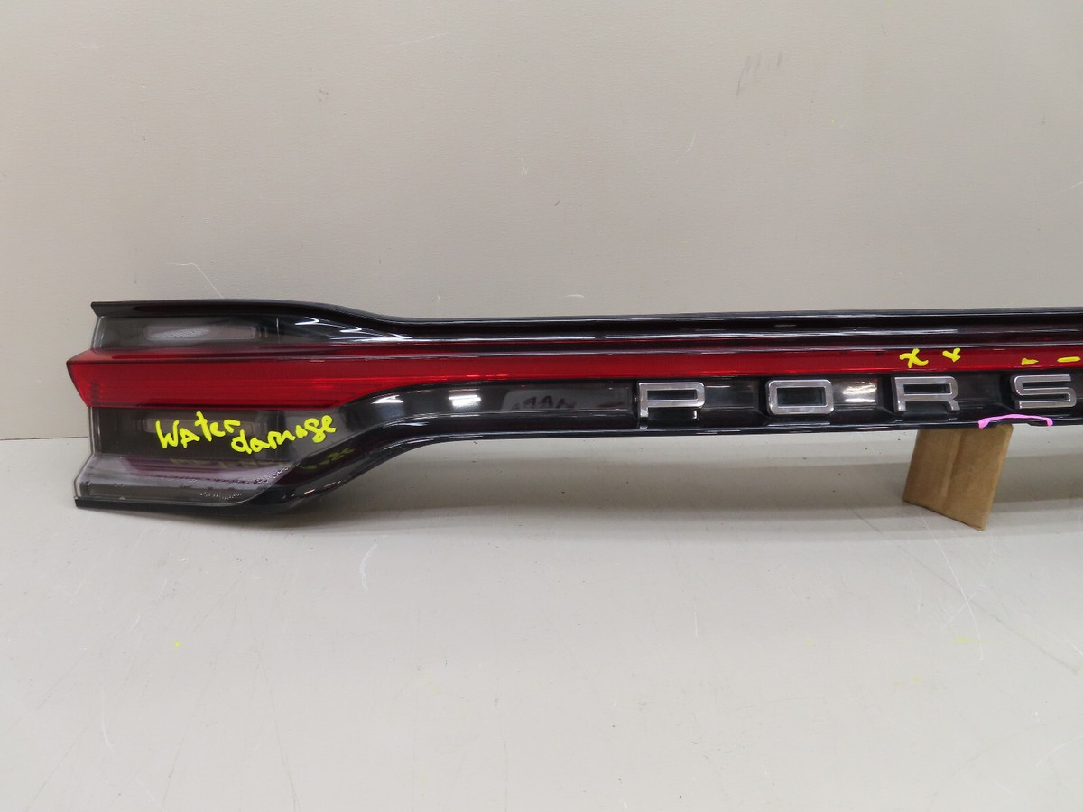 【送料無料】新型マカン リアテールガーニッシュ 95B945208 2019-2022 PORSCHE MACAN REAR CENTER TAIL LIGHT LED OEM 95B