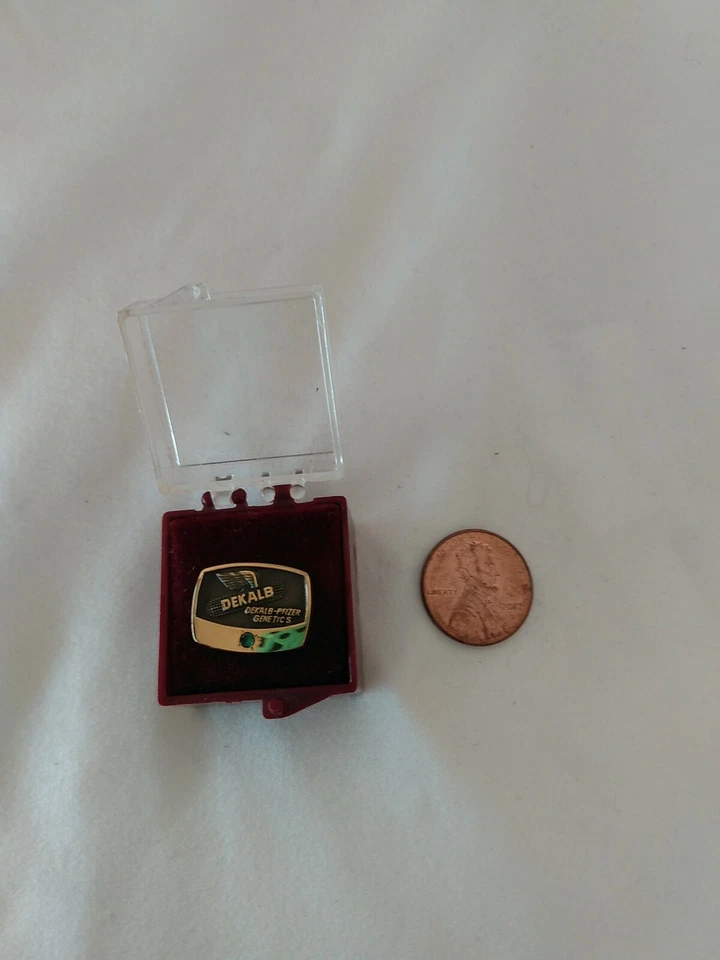Dekalb Company Tie Tack Pin Emerald Stone Gold Dekalb-Pfizer Genetics 10 K GF - Image 4 of 4