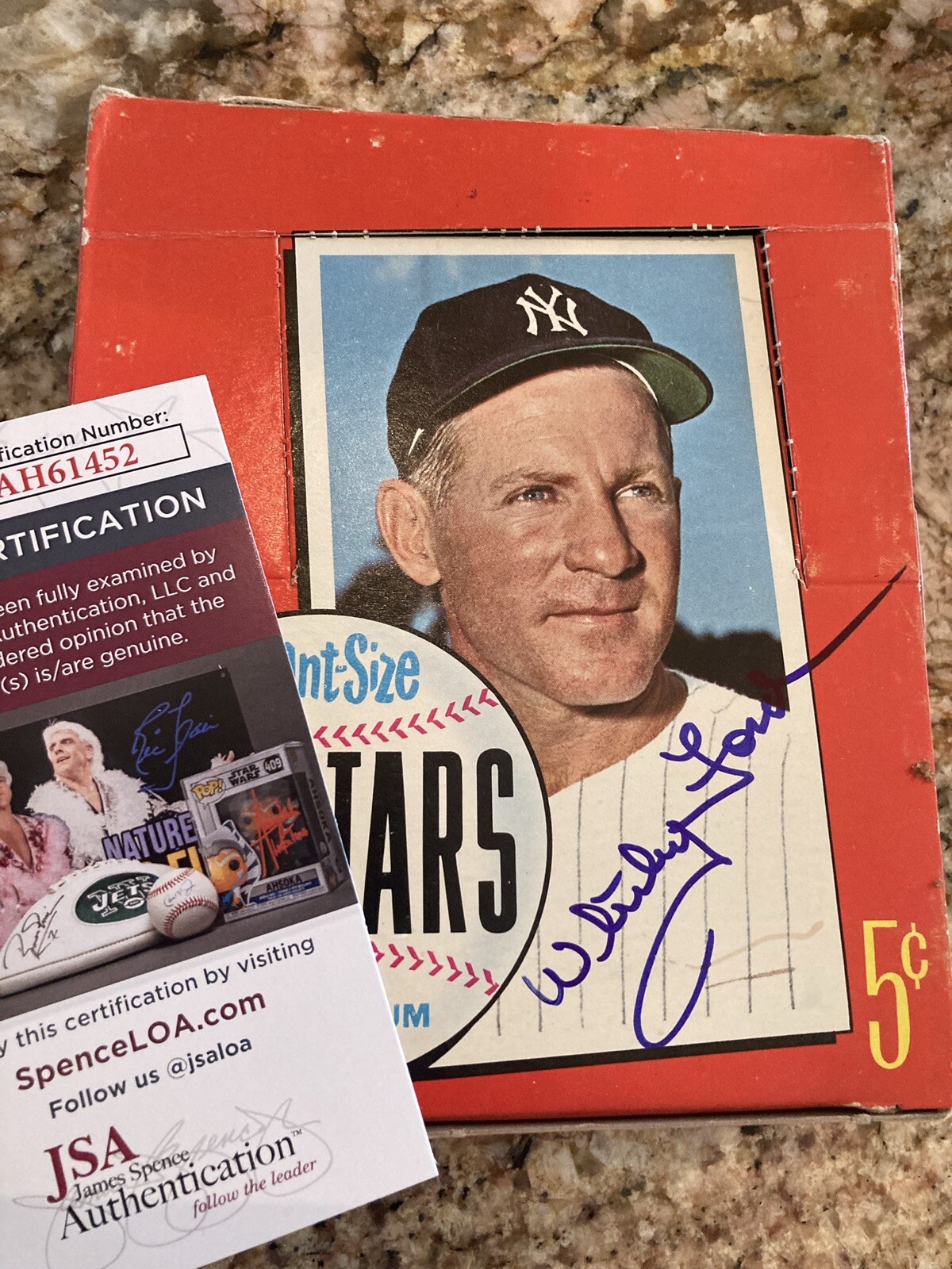 1964 Topps Giants BASEBALL card Display Box JSA COA Signed Whitey Ford