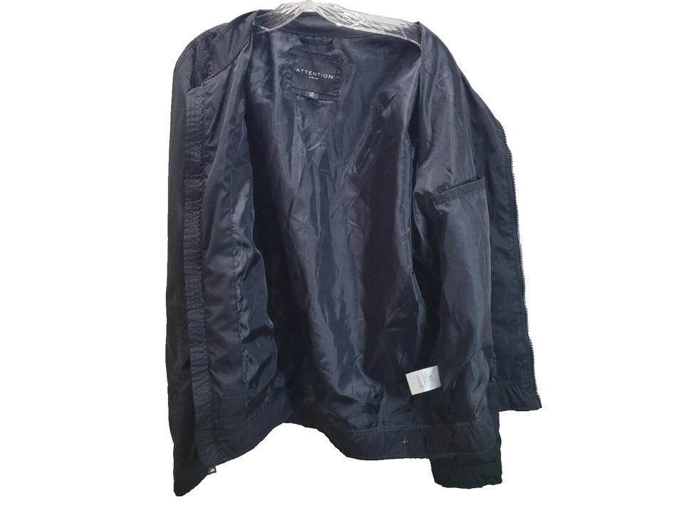 Chaqueta negra grande Attention para hombre puños con cremallera acolchado hombro ligero Foto 3 de 4