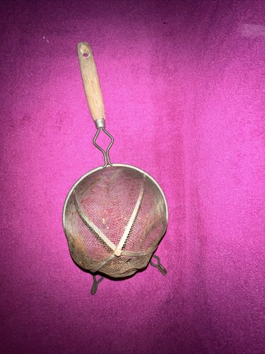 VINTAGE LARGE 6 INCH WIRE MESH W/ WOODEN HANDLE STRAINER - Picture 2 of 5