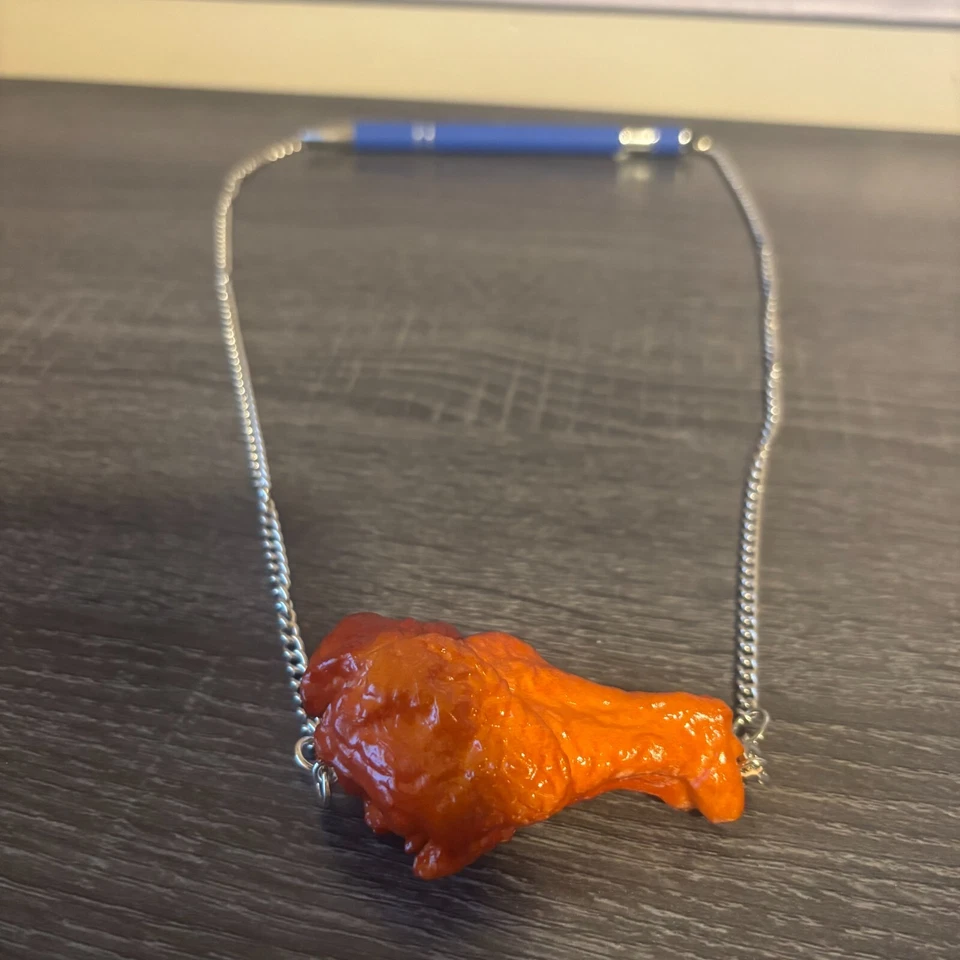 Ожерелье с куриными крыльями — резиновое ожерелье с крылом буйвола - Изображение 2 из 3