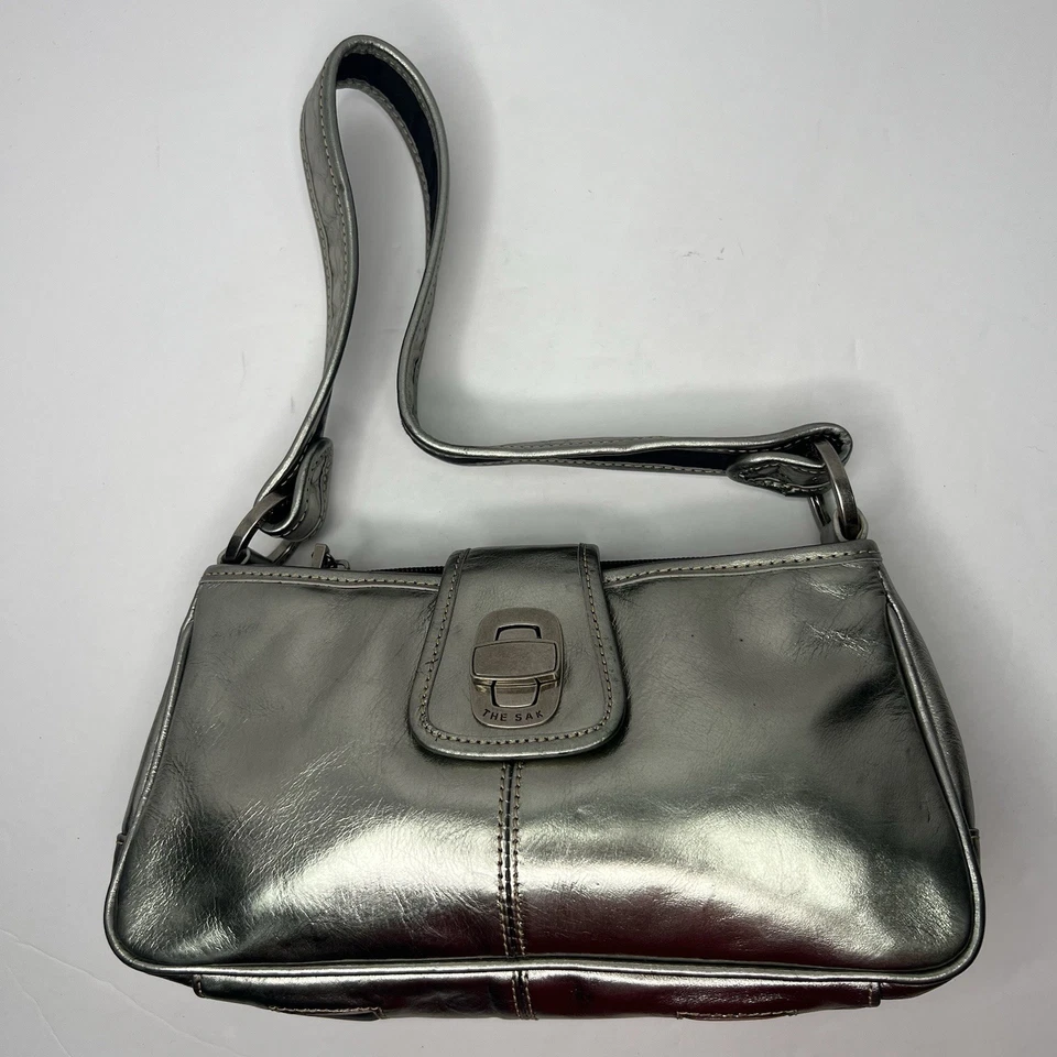Bolso Cartera de Hombro Pequeño Baguette de Cuero Plateado The Sak Foto 2 de 4