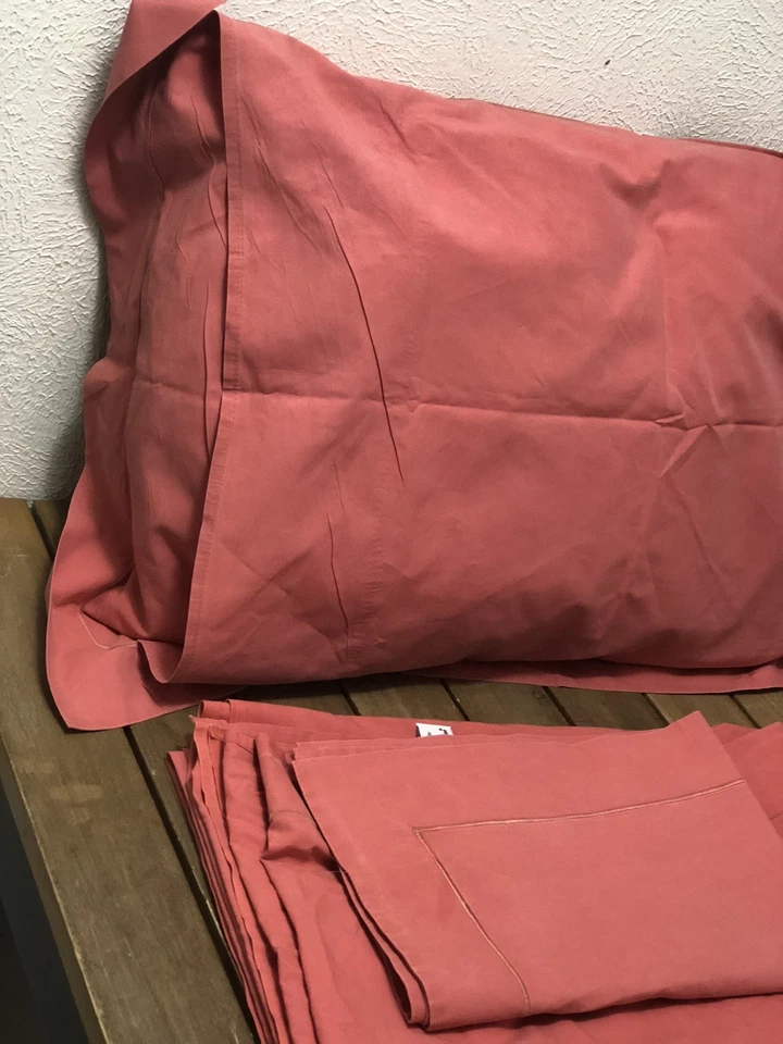 Sábana plana roja tamaño completo Yves Delorme y 2 fundas estándar bordadas usadas en excelente estado Foto 2 de 4