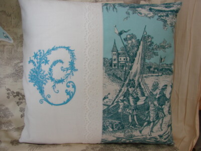 Coussin Toile De Jouy Turquoise Et Dentelle – Monogramme C Brodé – Fait Main France