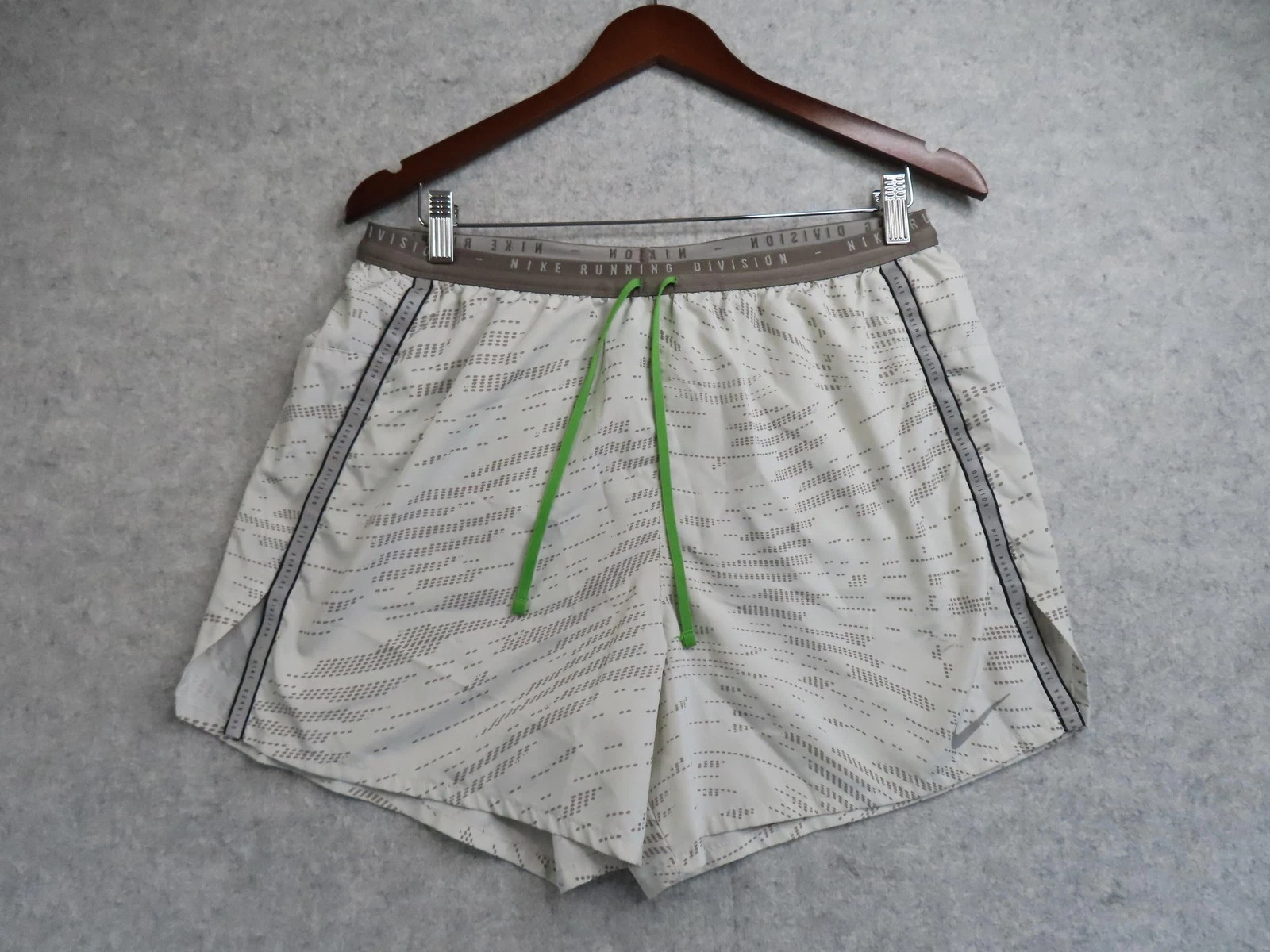 Nike Running Division Shorts Mens Large Beige Dri-FIT 5 Inseam Lined DM4767-072