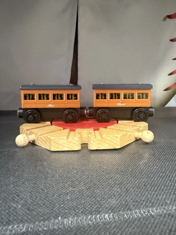 Thomas Wooden Railway Light Up Revel Annie And Carable Foto 2 de 4