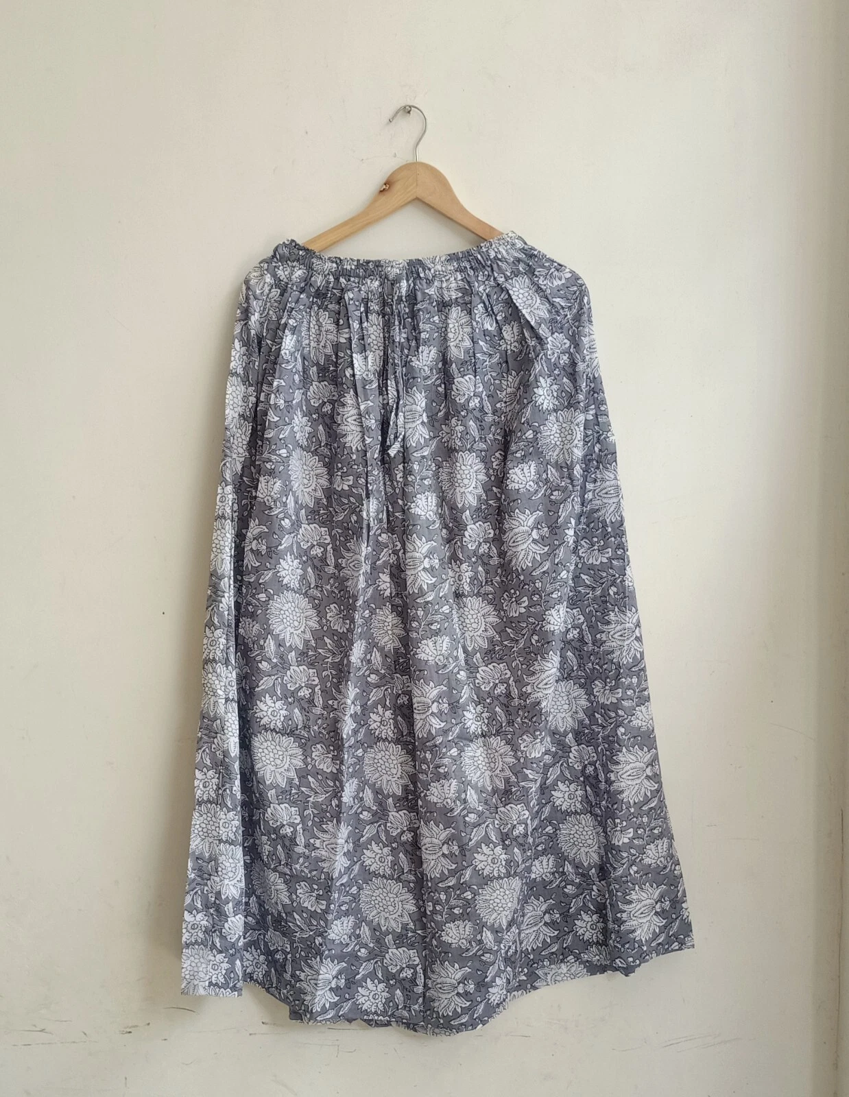 Indian Grey Skirt Cotton Floral Print Skirt Women Clothing Skirt Partywear Skirt
Opens in a new wind