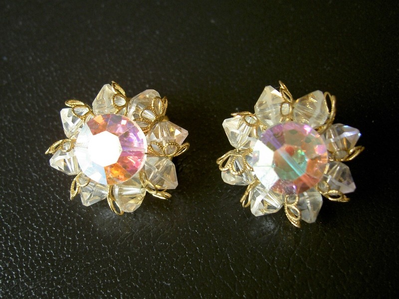 NICE VINTAGE CLEAR & AB RAINBOW FACETED BEAD CLUSTER GOLD TONE CLIP EARRINGS -1"