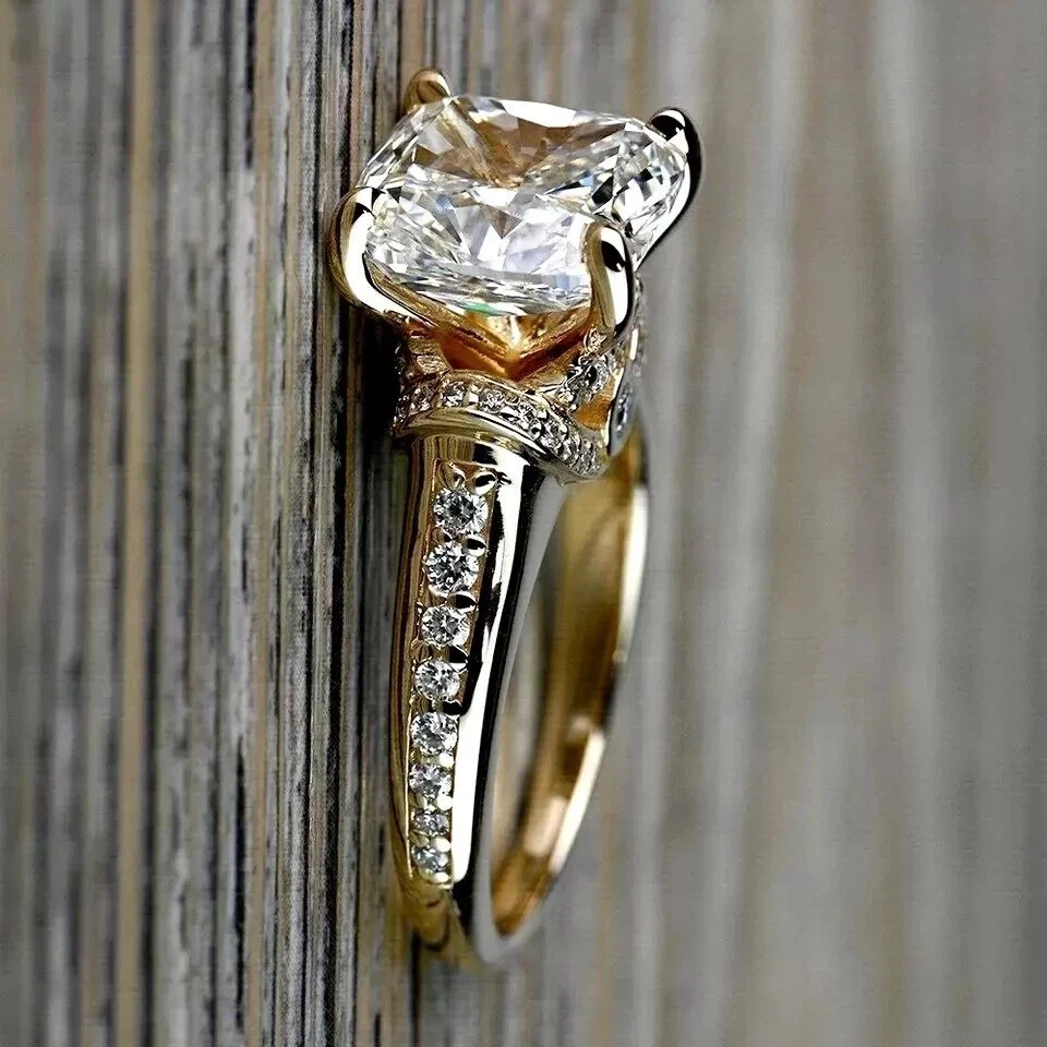 Anillo de compromiso solitario de moissanita de corte cojín de 2 quilates enchapado en oro amarillo de 14 quilates Foto 2 de 4