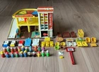 Vintage Fisher Price Little People Lot Garage 930 Cars People Furniture KFC Sign