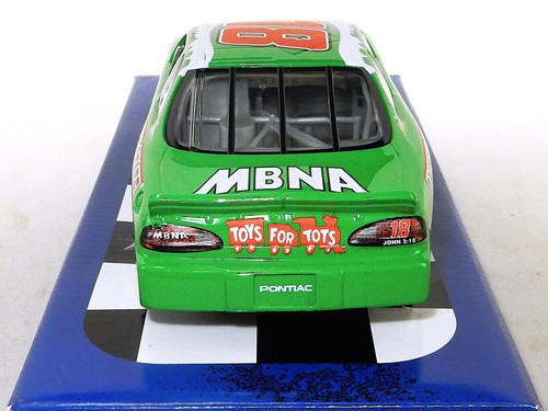 #18 NASCAR 1:24 Die Cast, Bobby Labonte, 2001 Grand Prix, Winner's Circle, D-16 - Picture 7 of 9