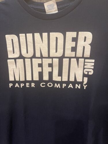 ayuda me bana enpeñar on X: o gio me deu uma camiseta da dunder mifflin  𝔭𝔞𝔭𝔢𝔯 𝔠𝔬𝔪𝔭𝔞𝔫𝔶  / X