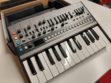 Roland JX08 mit Keyboard K25 und Tischstände...