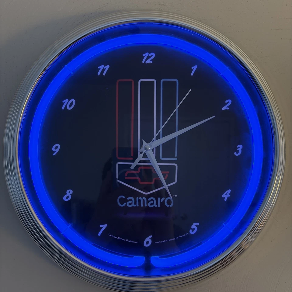 Reloj de pared colgante Chevrolet Camaro con pajarita y luz de neón azul   Foto 2 de 2