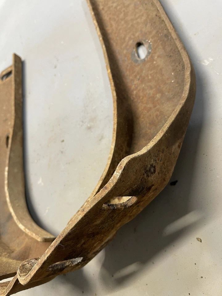 Buick Electra 225 Wildcat 1966 LeSabre soportes de parachoques trasero soportes de montaje trasero Foto 3 de 4