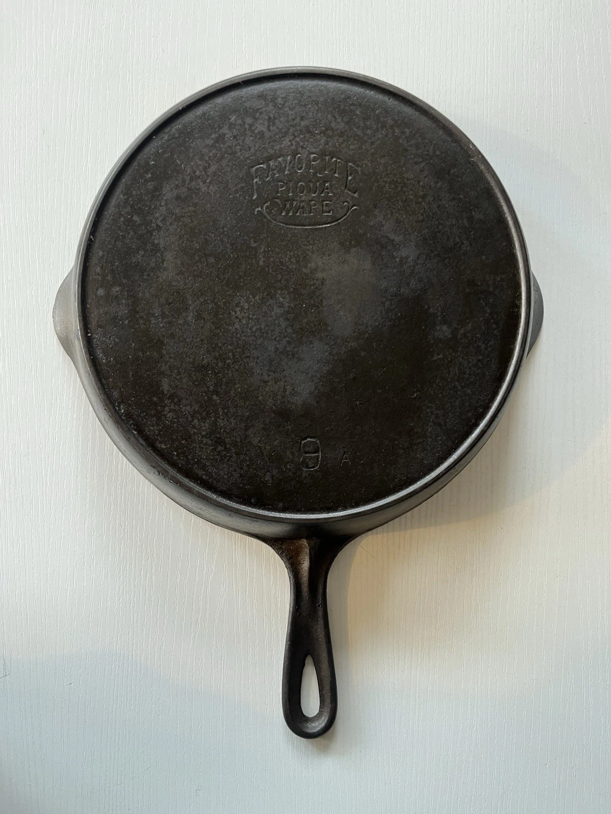 Favorite Piqua Ware # 9 A Cast Iron Skillet Smiley Logo w Heat / Fire Ring Rarer