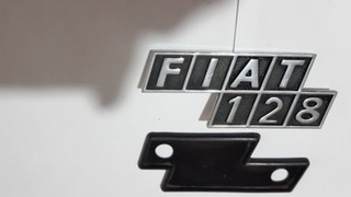 TARGHETTA FREGIO STEMMA IN METALLO CROMATO PER FIAT 128 CON GUARNIZIONE IN GOMMA