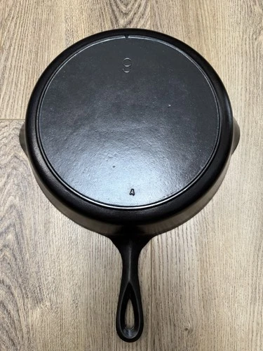 Single Notch Lodge #9 Cast Iron Skillet