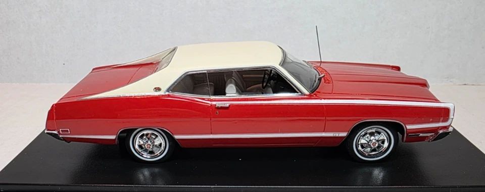 Neo Scale Models 1:43 1969 Ford XL SportsRoof Candy Apple Red/White Top/Stripes! - Image 3 of 4