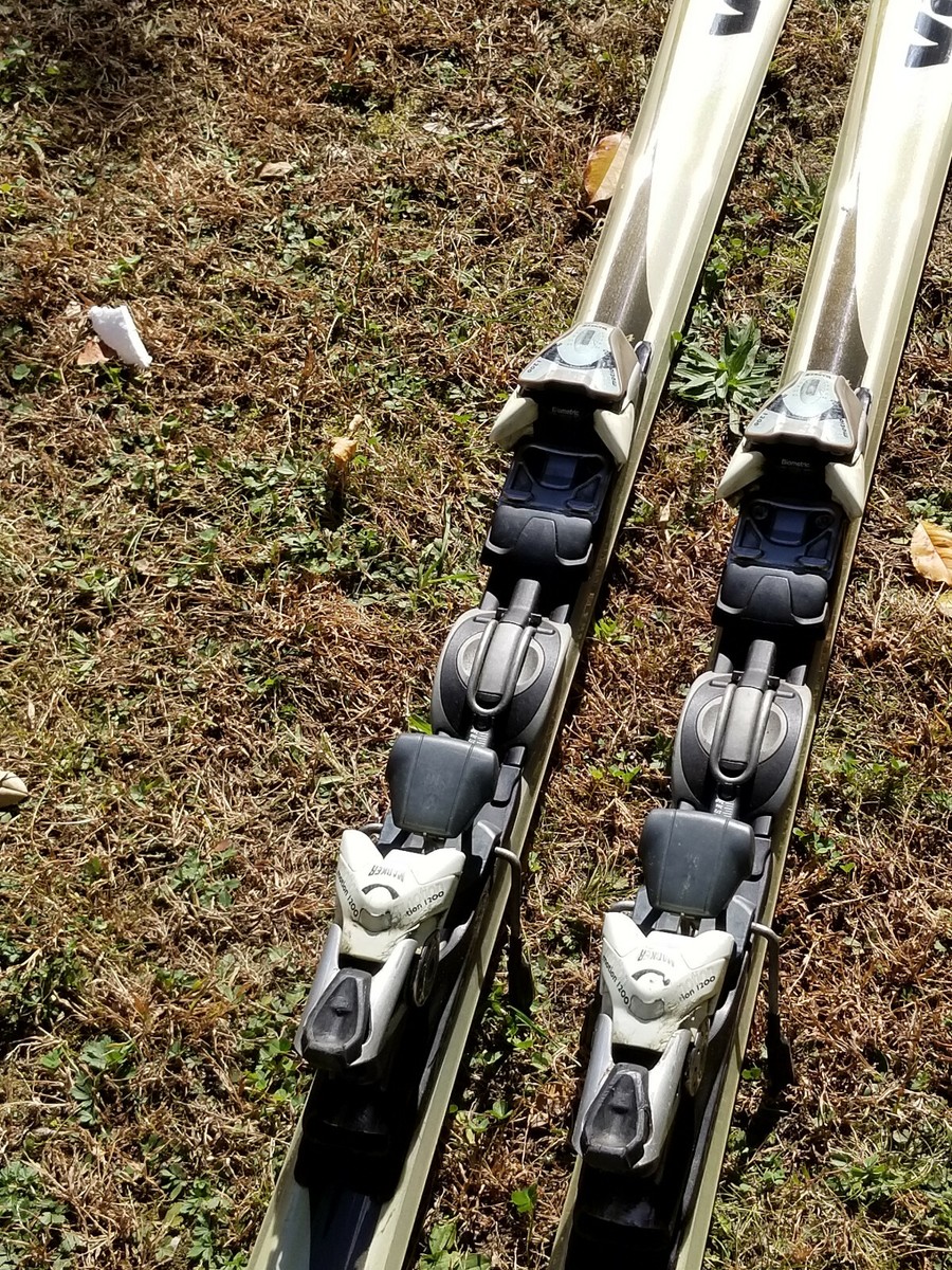 VINTAGE PAIR OF MOTION VOLKL SNOW SKIS WITH motion 1200 BINDINGS