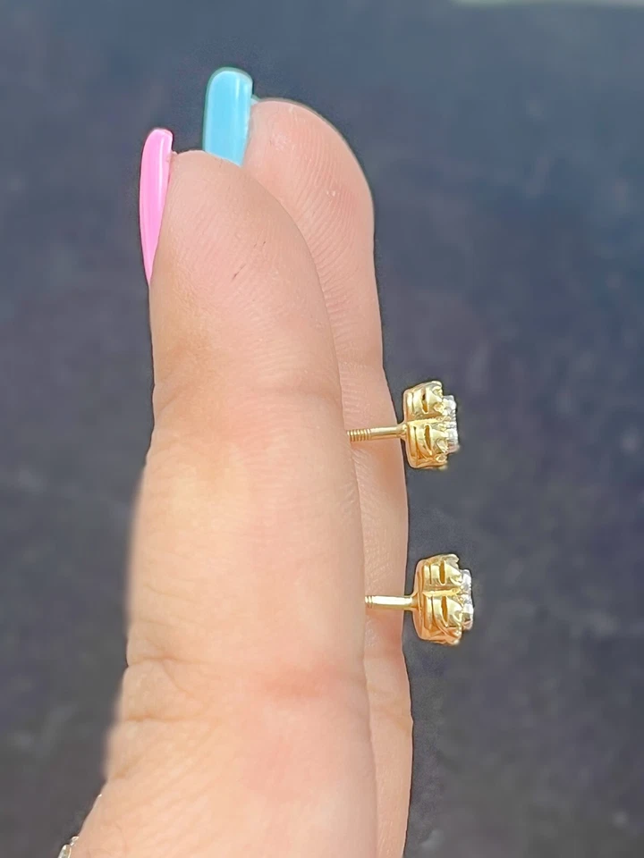 OFERTA! Pendientes de corazón pavé 3D con tachuelas de diamantes reales de 0,20 CTW de oro de 10 quilates de 6,25 mm Foto 4 de 4