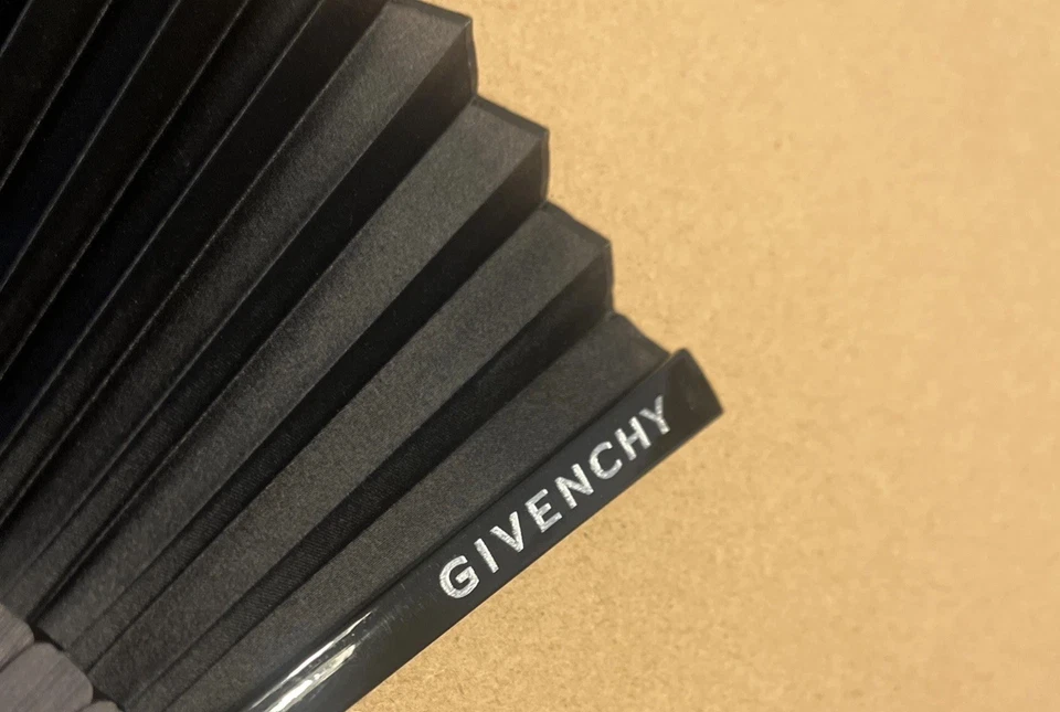 Manija de ventilador de mano plegable con logotipo gris negro Givenchy nueva Foto 2 de 4