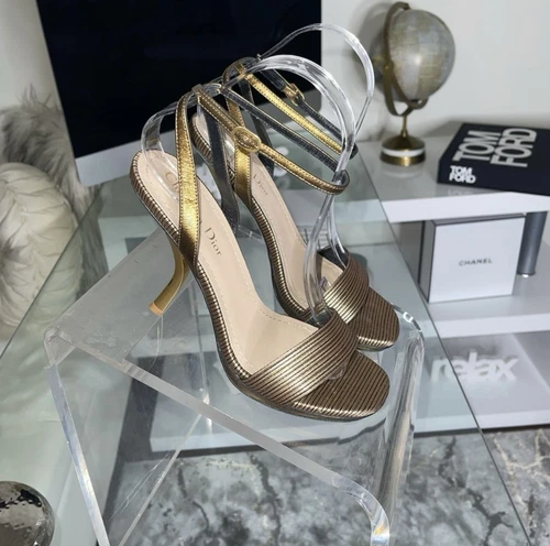 Dior talons dorés sculptés en D 38