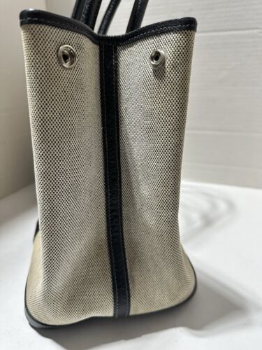 Bolso de Mano de Compras HERMES Garden Party PM Beige Lona Cuero Negro Asa Borde - Imagen 12 de 24