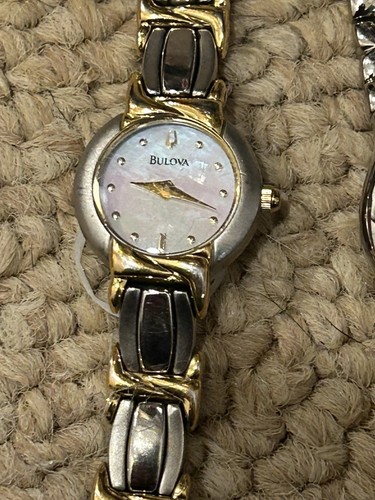 2 orologi donna Bulova per ricambi e riparazione così come sono - Foto 3 di 5