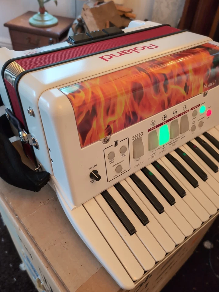 Roland FR-1 V Accordion Boxed + Manuals And Brand New Carry Case P469 - Image 2 of 4