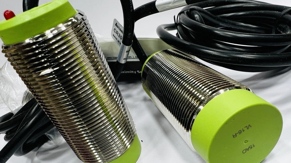 capacitive proximity sensor CR30-15AO capacitive Sensor 100% New And Original - Image 3 of 4