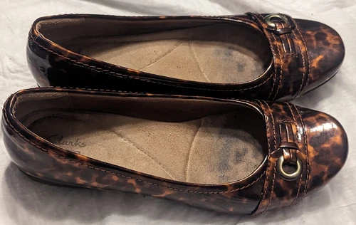 Clarks Brown Tortoise Shell Patent Look Flats Size 8M