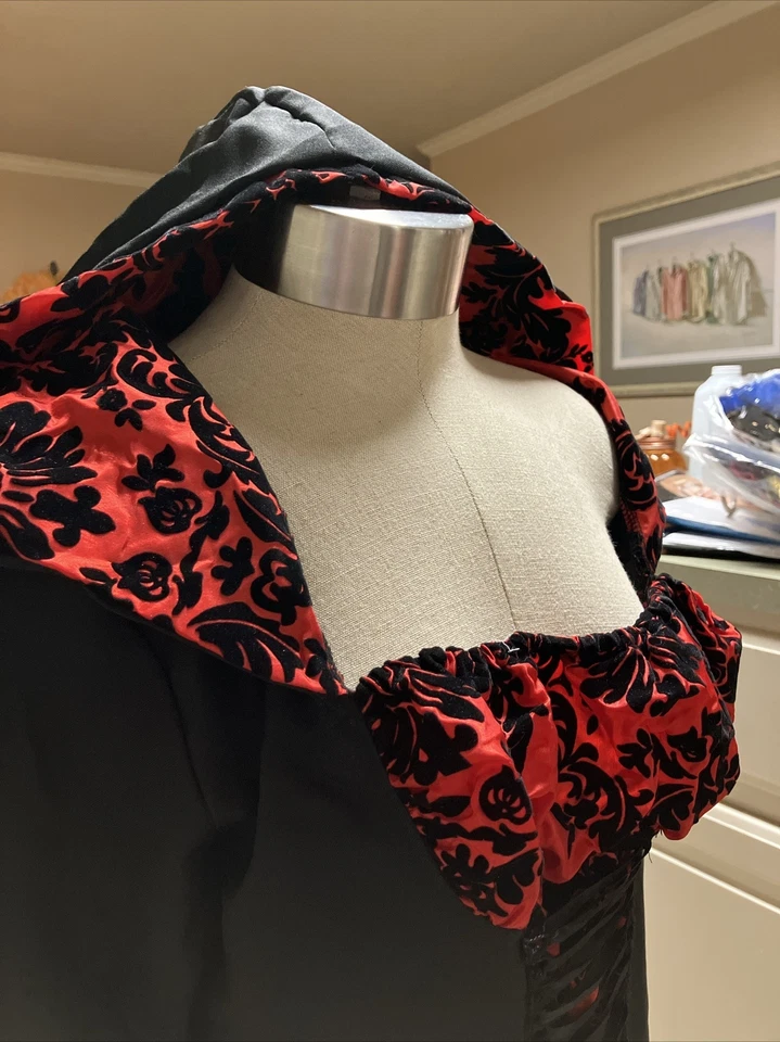 Vestido com capuz Scarlet Mistress comprimento total frente de renda veludo cetim inserções flocadas - Imagem 4 de 4