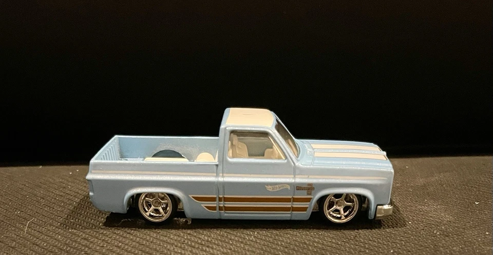 Rueda y neumático Hot Wheels azul claro 83 Silverado PERSONALIZADOS pilotos reales Foto 2 de 4